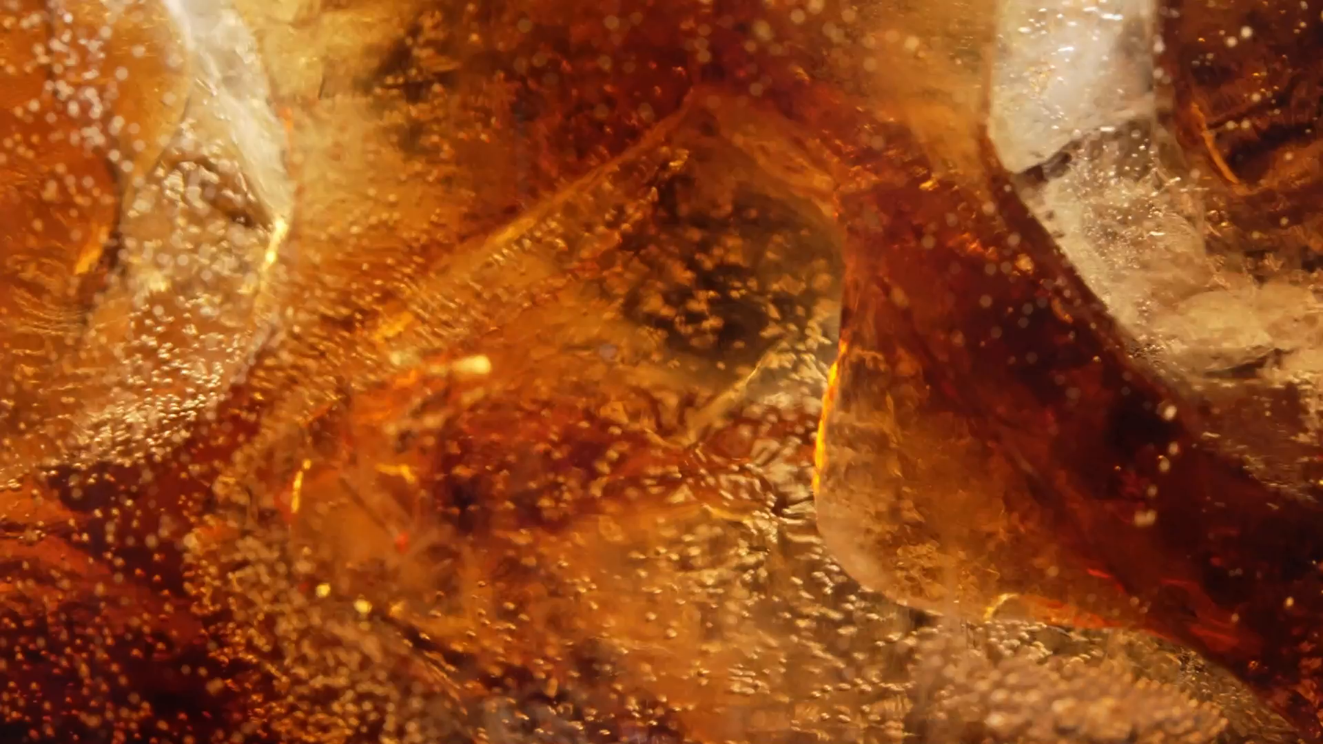 Un vaso de Coca-Cola con hielo visto de cerca
