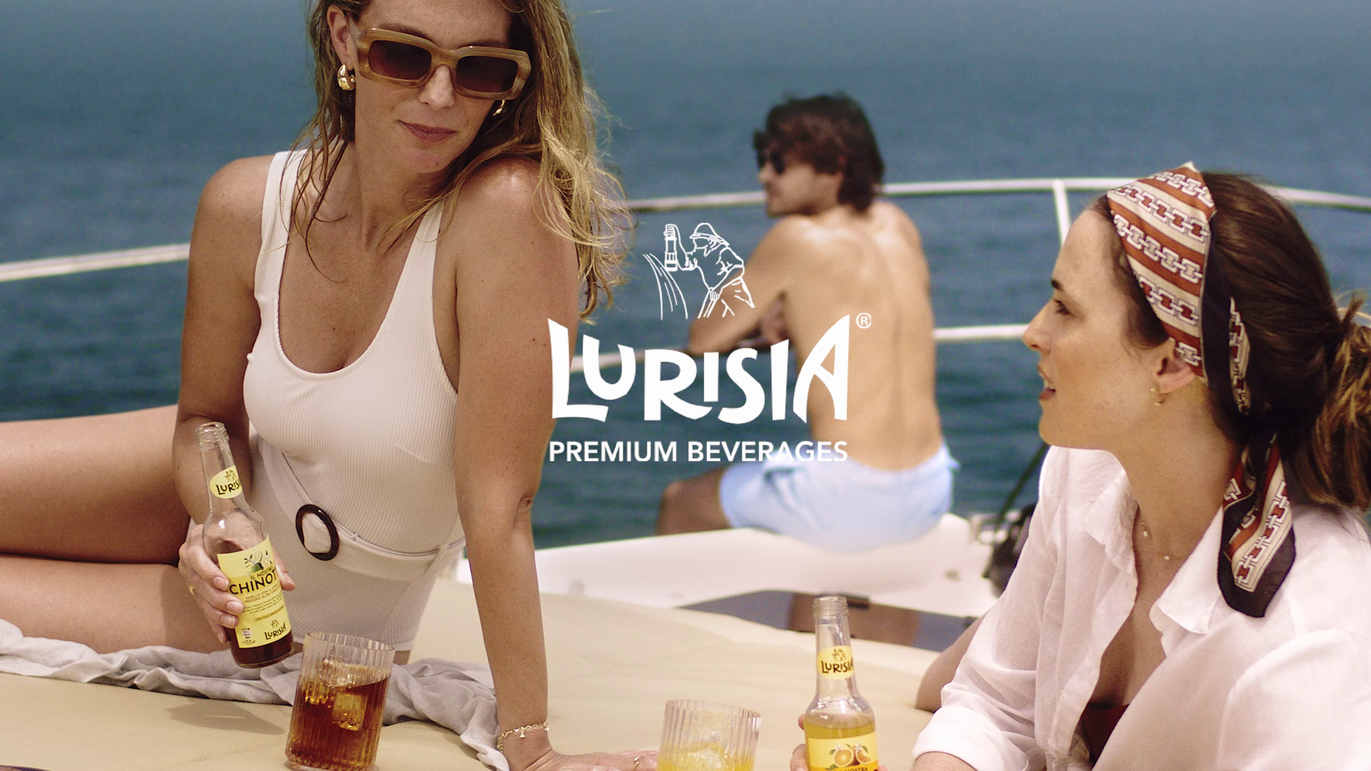 Due donne in barca sul mare bevono Lurisia  e un testo con la scritta 'Lurisia Premium Beverages'.