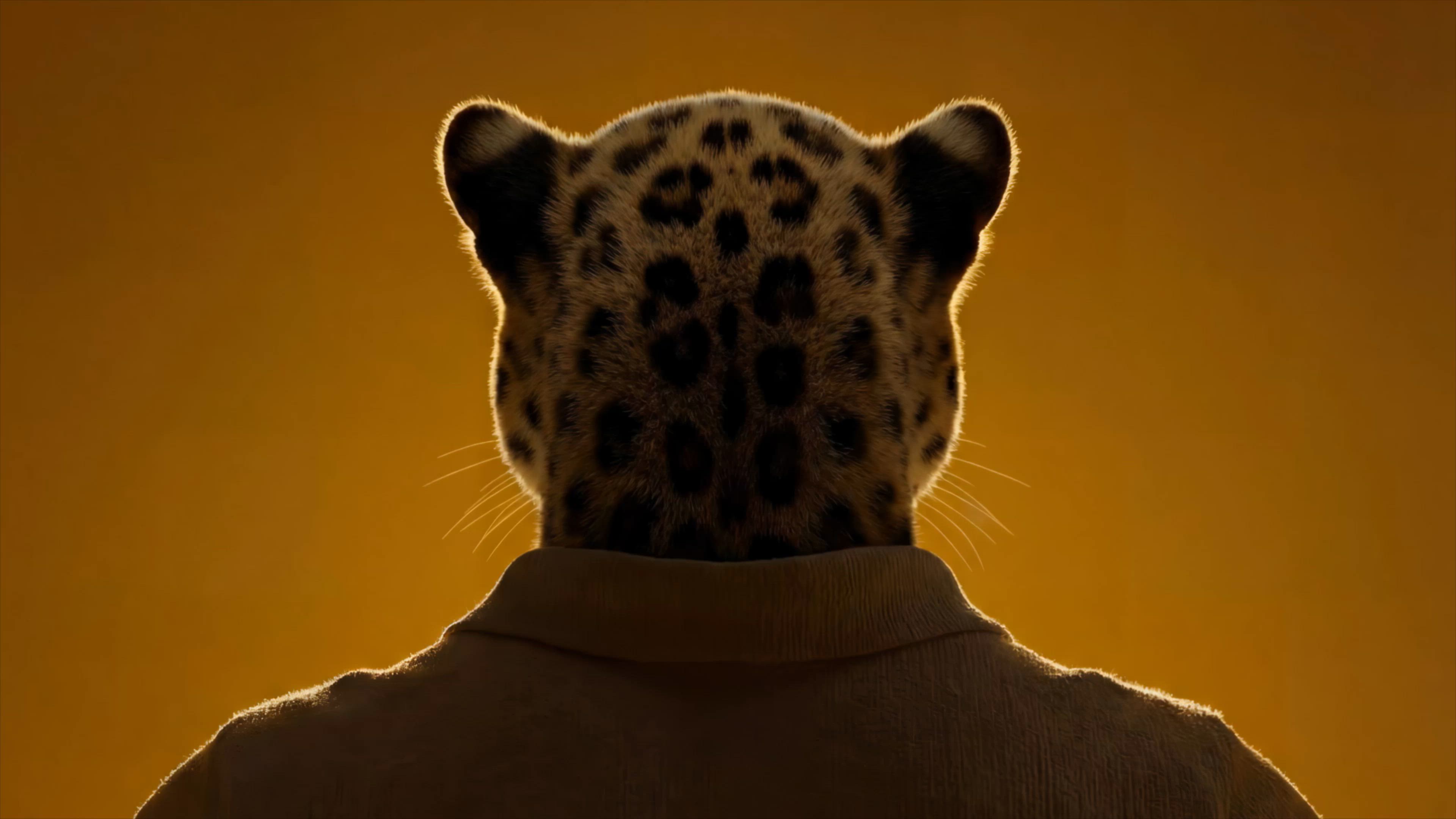 Leopard Clive duke mbajtur një kanaçe me grejpfrut rozë Schweppes