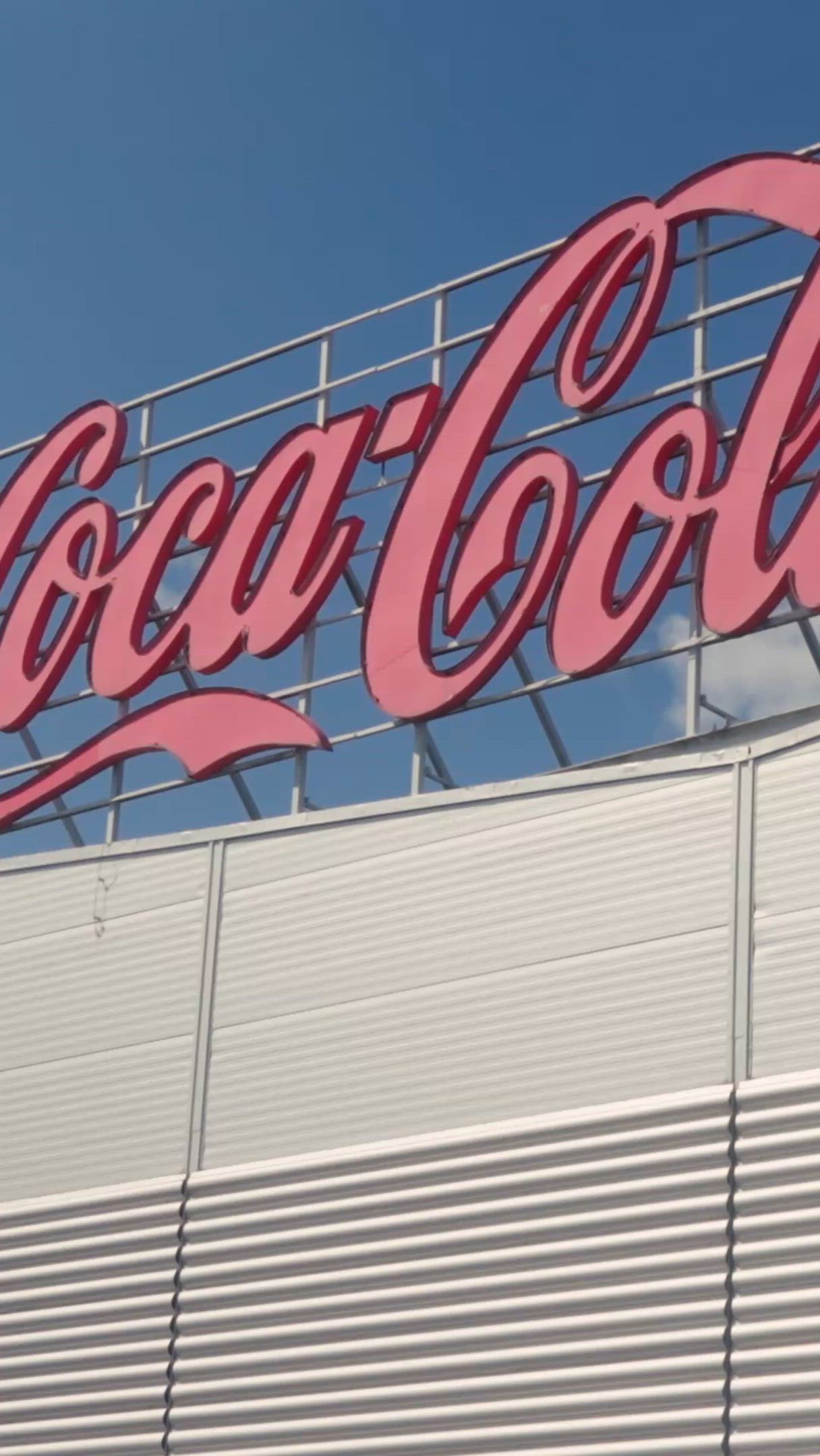 video om Coca Cola
